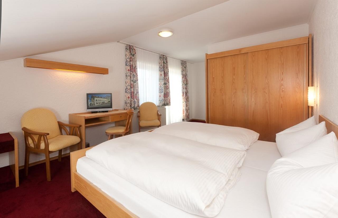 Hotel-Gasthof Zur Linde Neukirchen beim Heiligen Blut Esterno foto