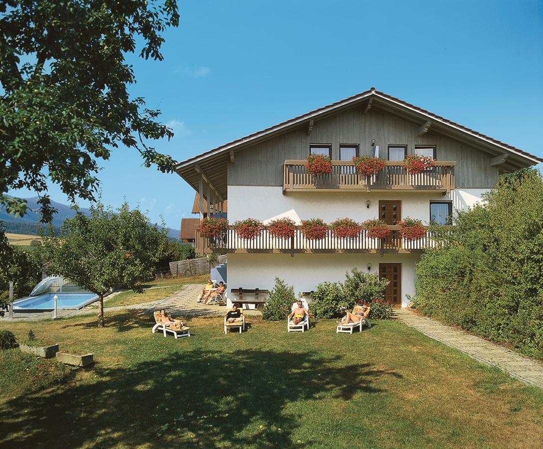 Hotel-Gasthof Zur Linde Neukirchen beim Heiligen Blut Esterno foto